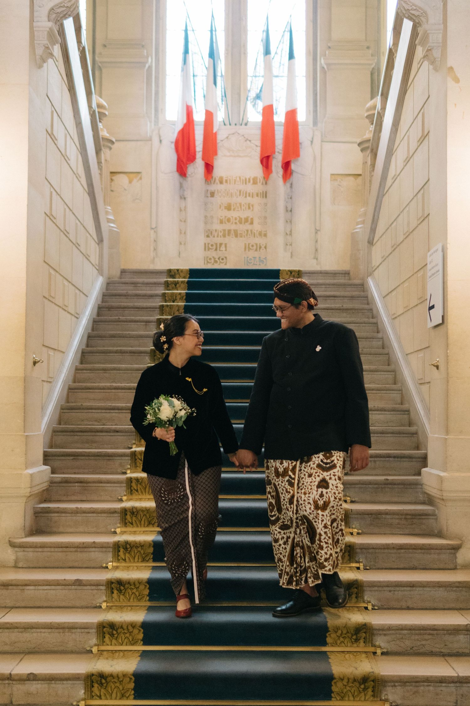 Indonesian civil wedding mairie 14eme paris, the couple is wearing traditional indonesian outfit (javanese batik)