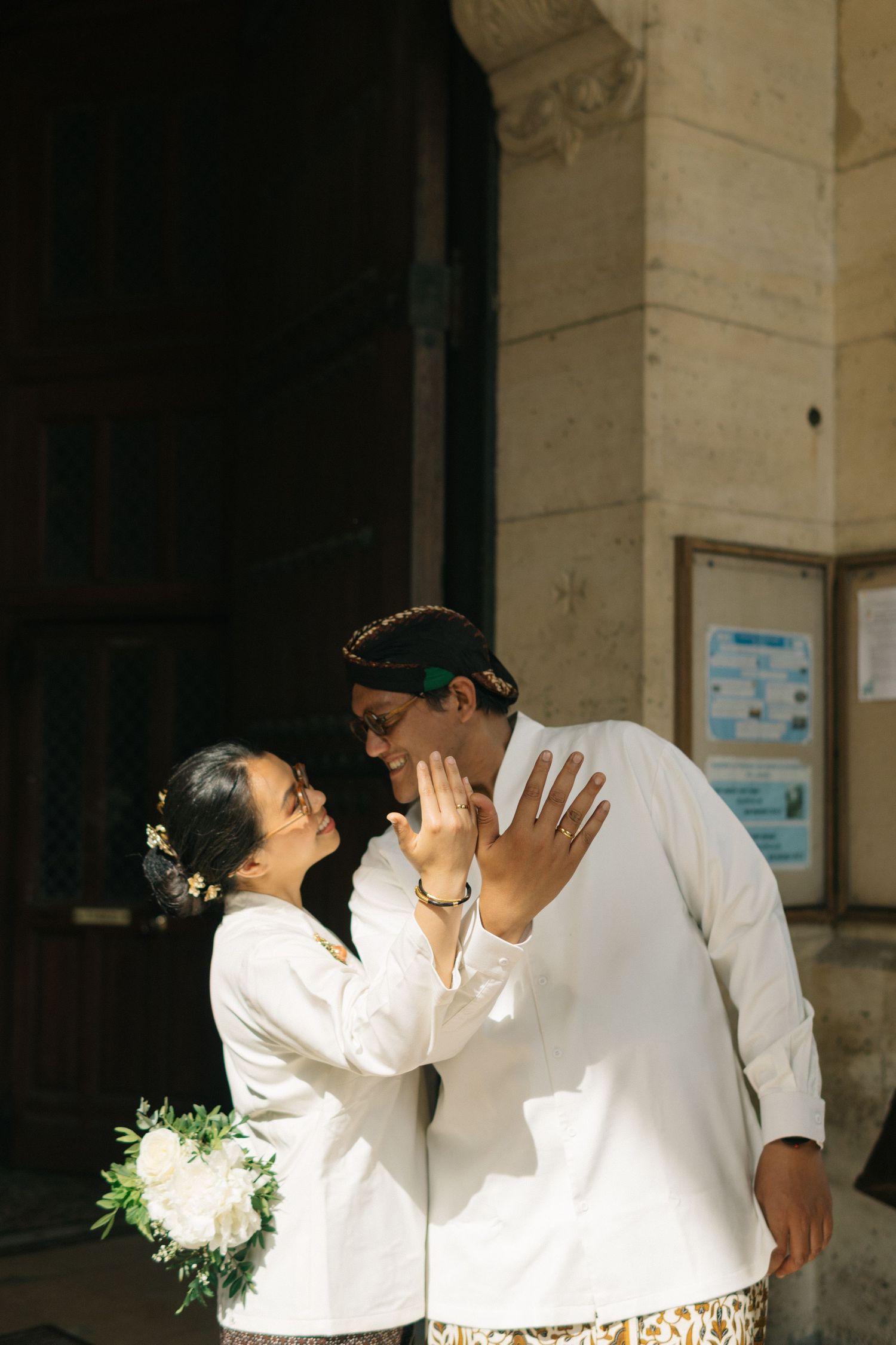 Paris church wedding of Indonesian couple wearing traditional indonesian costumes (batik) at Église Évangélique Libre de Paris Alésia