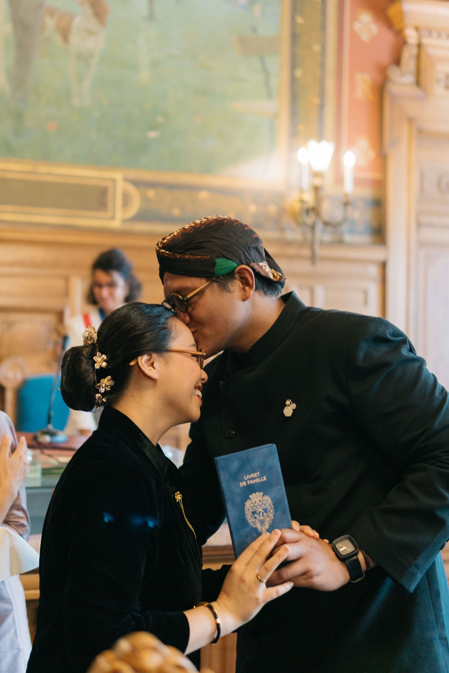 Indonesian civil wedding mairie 14eme paris, the couple is wearing traditional indonesian outfit (javanese batik), the couple kiss