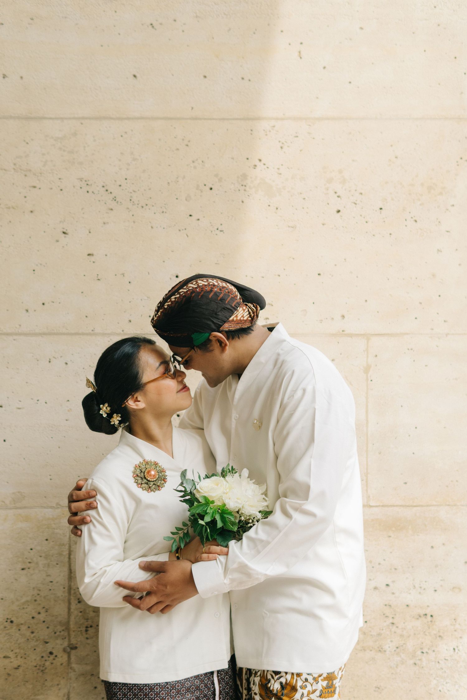 Paris church wedding of Indonesian couple wearing traditional indonesian costumes (batik) at Église Évangélique Libre de Paris Alésia
