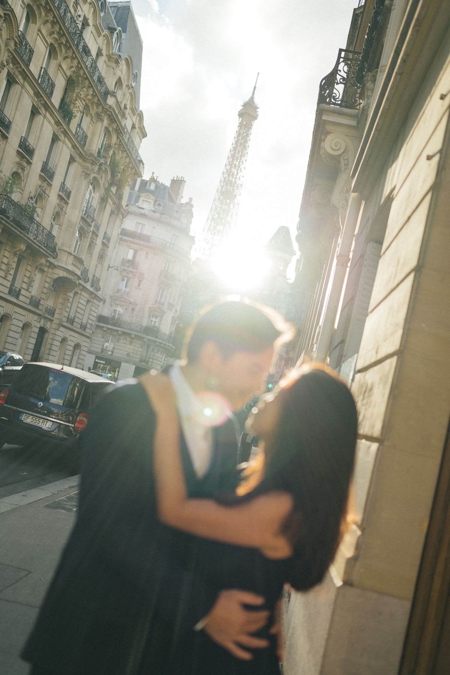 Engagement photoshoot at avenue rapp with eiffel tower in the background, the couple is kissing