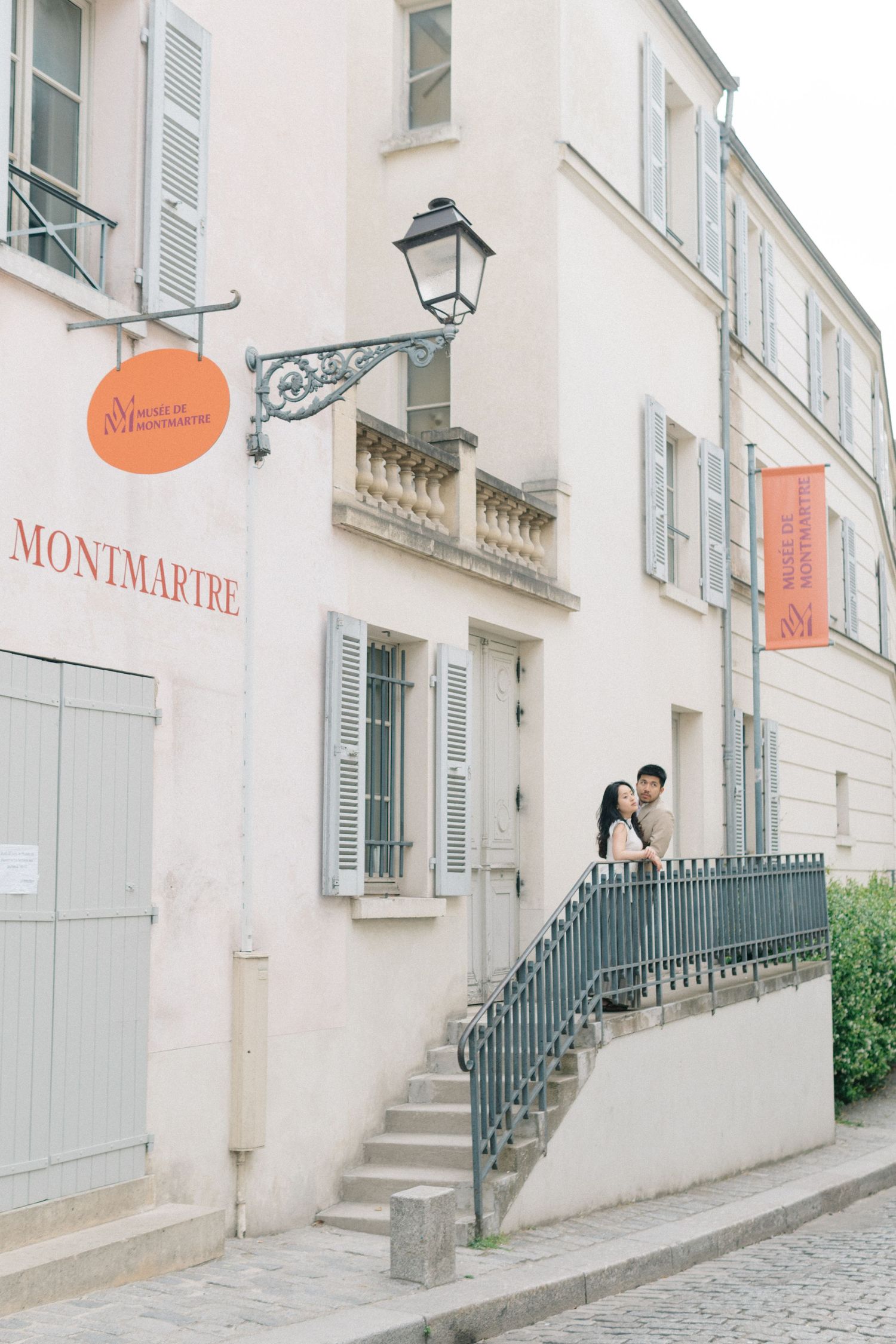 Montmartre engagement couple photoshoot in front of Montmartre museum