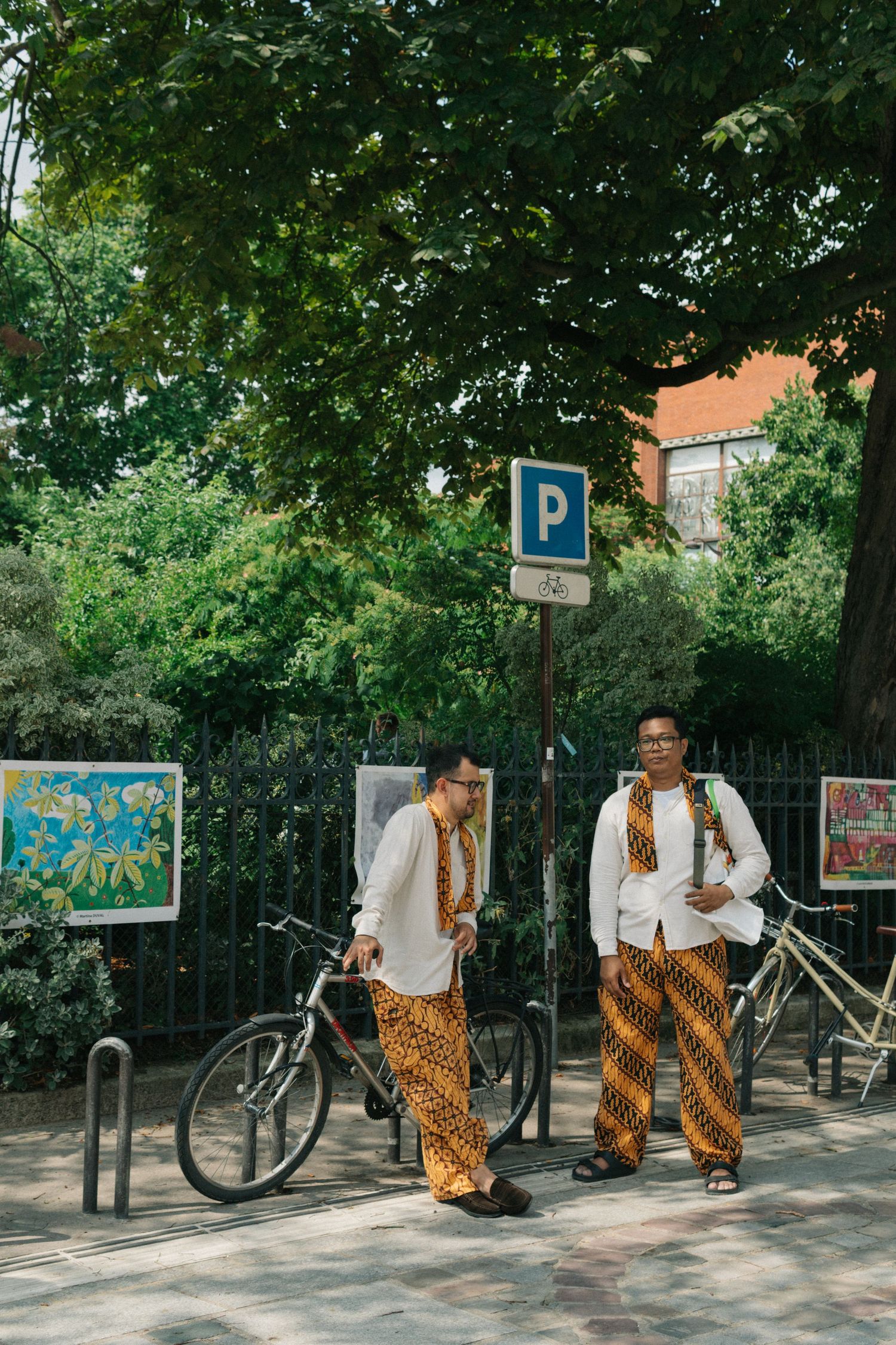 Indonesian civil wedding mairie 14eme paris, the crowd is wearing traditional indonesian outfit (javanese batik)