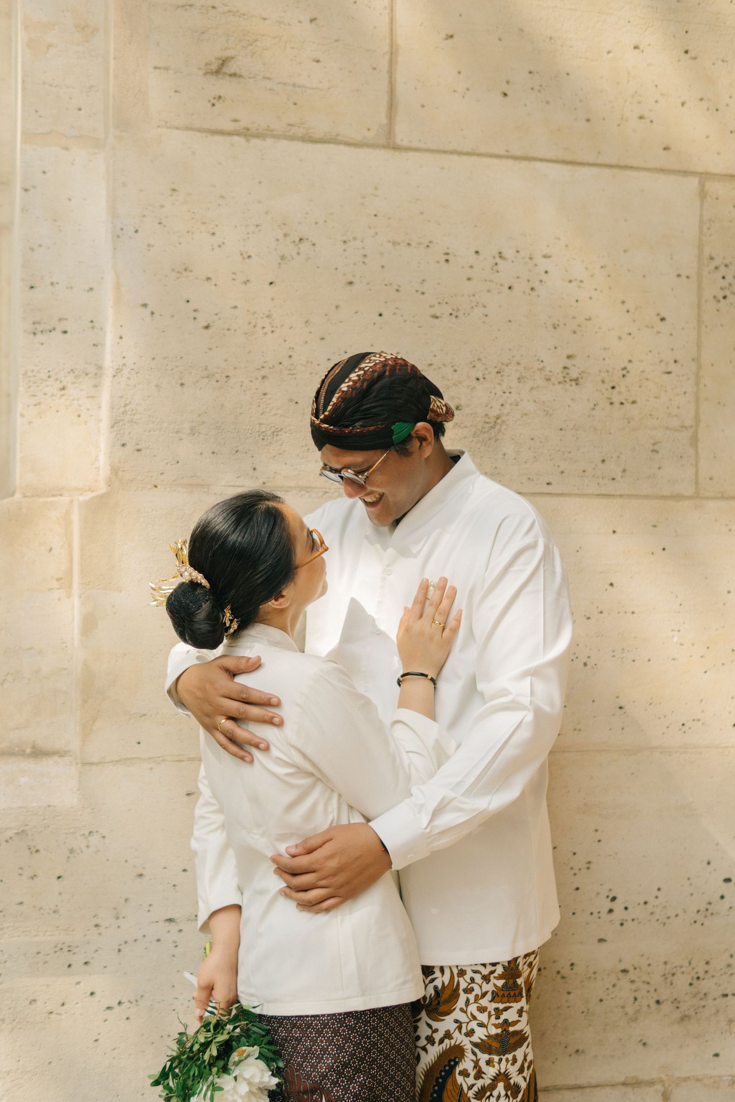 Paris church wedding of Indonesian couple wearing traditional indonesian costumes (batik) at Église Évangélique Libre de Paris Alésia