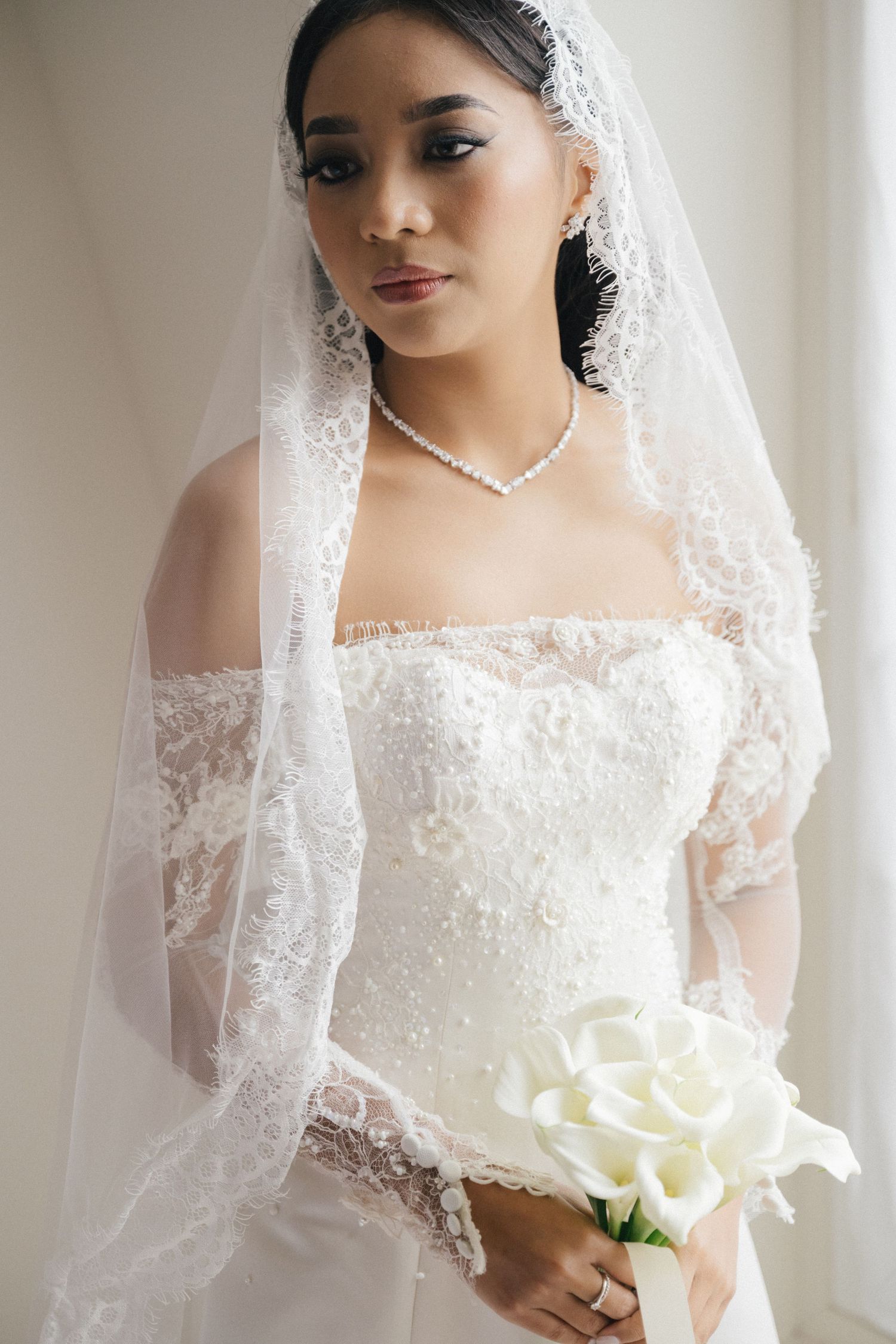 Bridal portraits inspiration on a hotel room in Paris