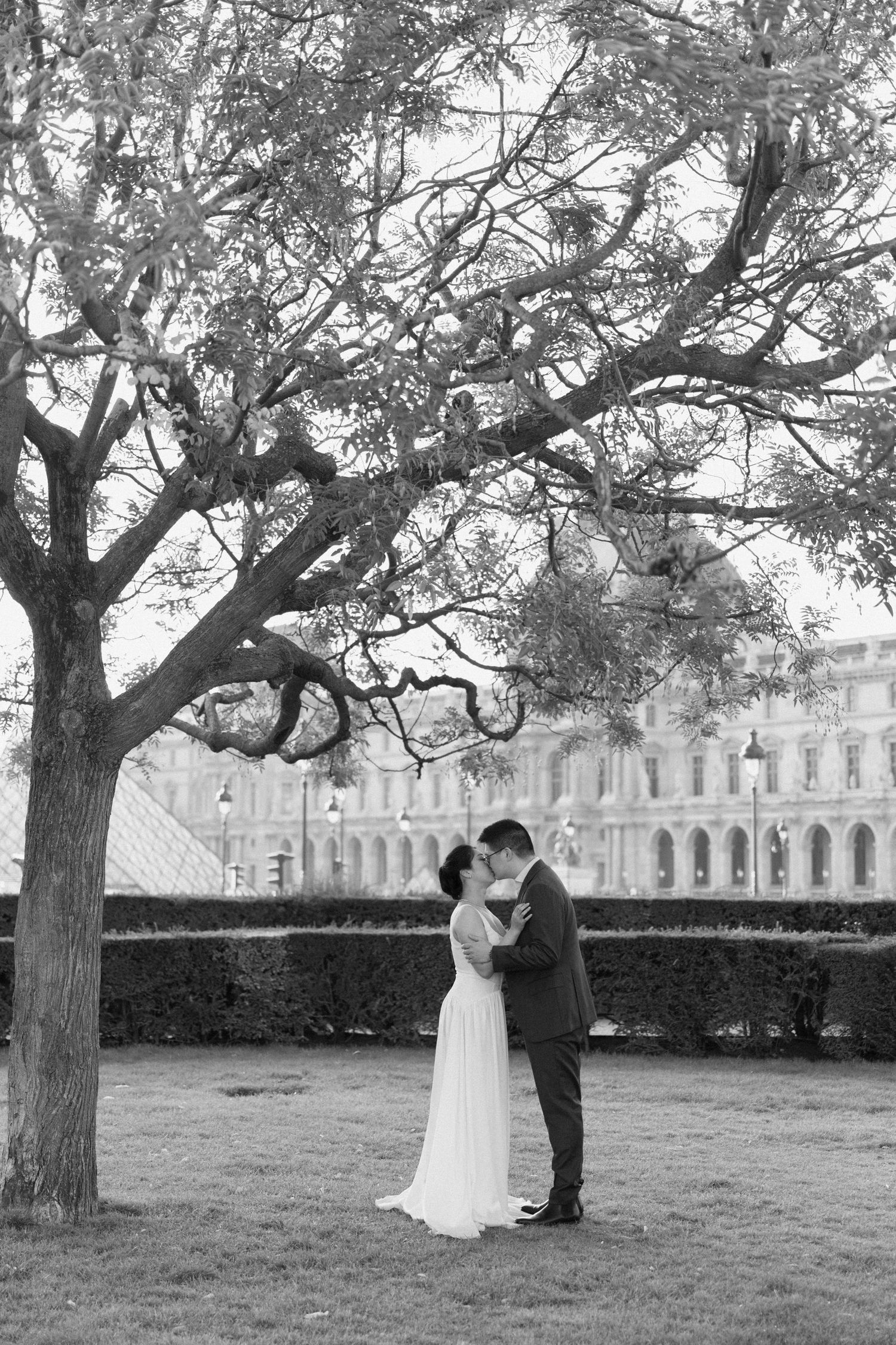Pre-wedding photoshoot at tuileries garden with louvre in the background