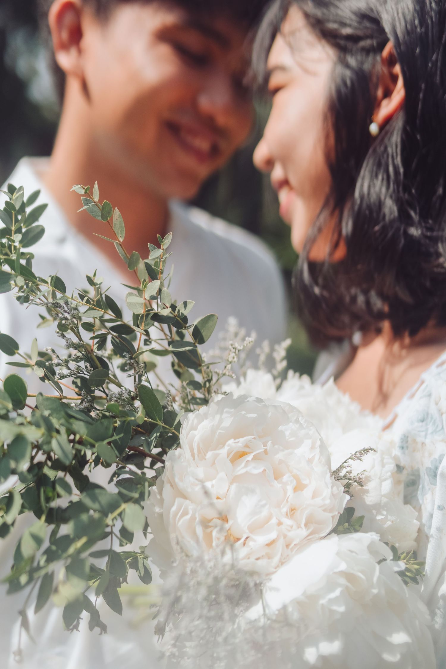 Taman Langsat Jakarta pre-wedding photoshoot with bouquet of flowers