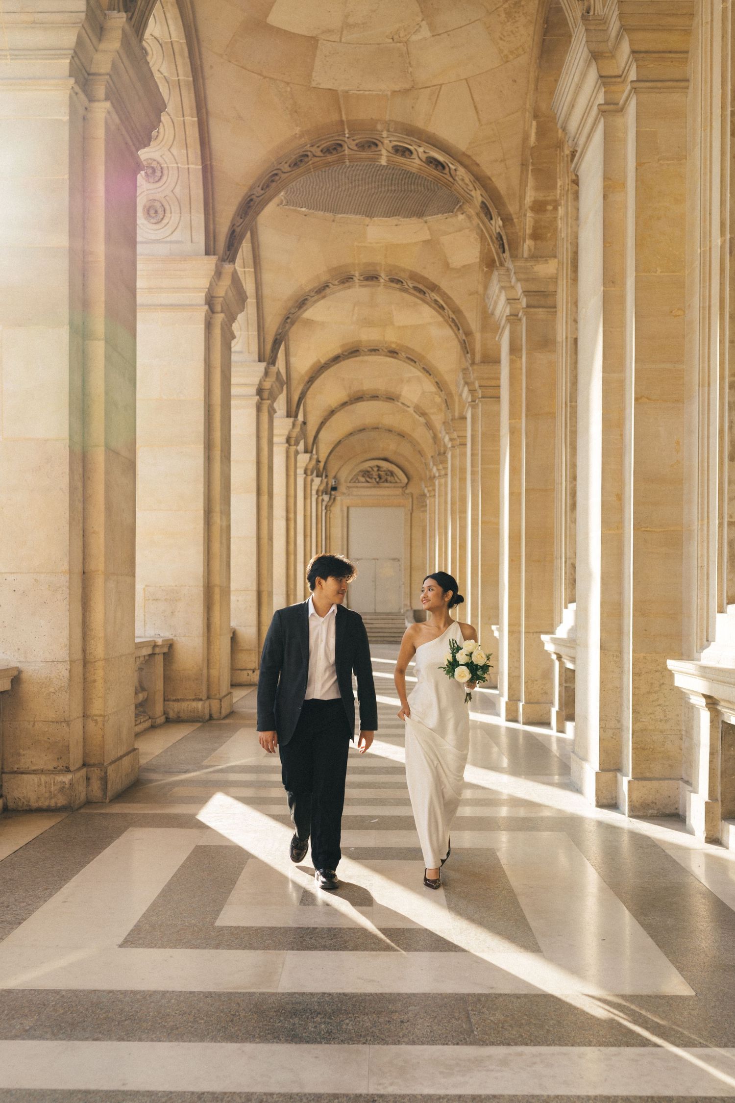 Asian couple walking on louvre hallway prewedding photoshoot