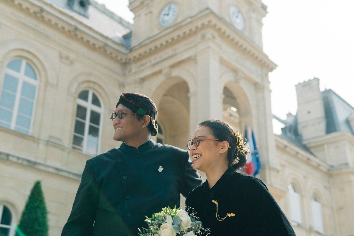 Indonesian civil wedding mairie 14eme paris, the couple is wearing traditional indonesian outfit (javanese batik)