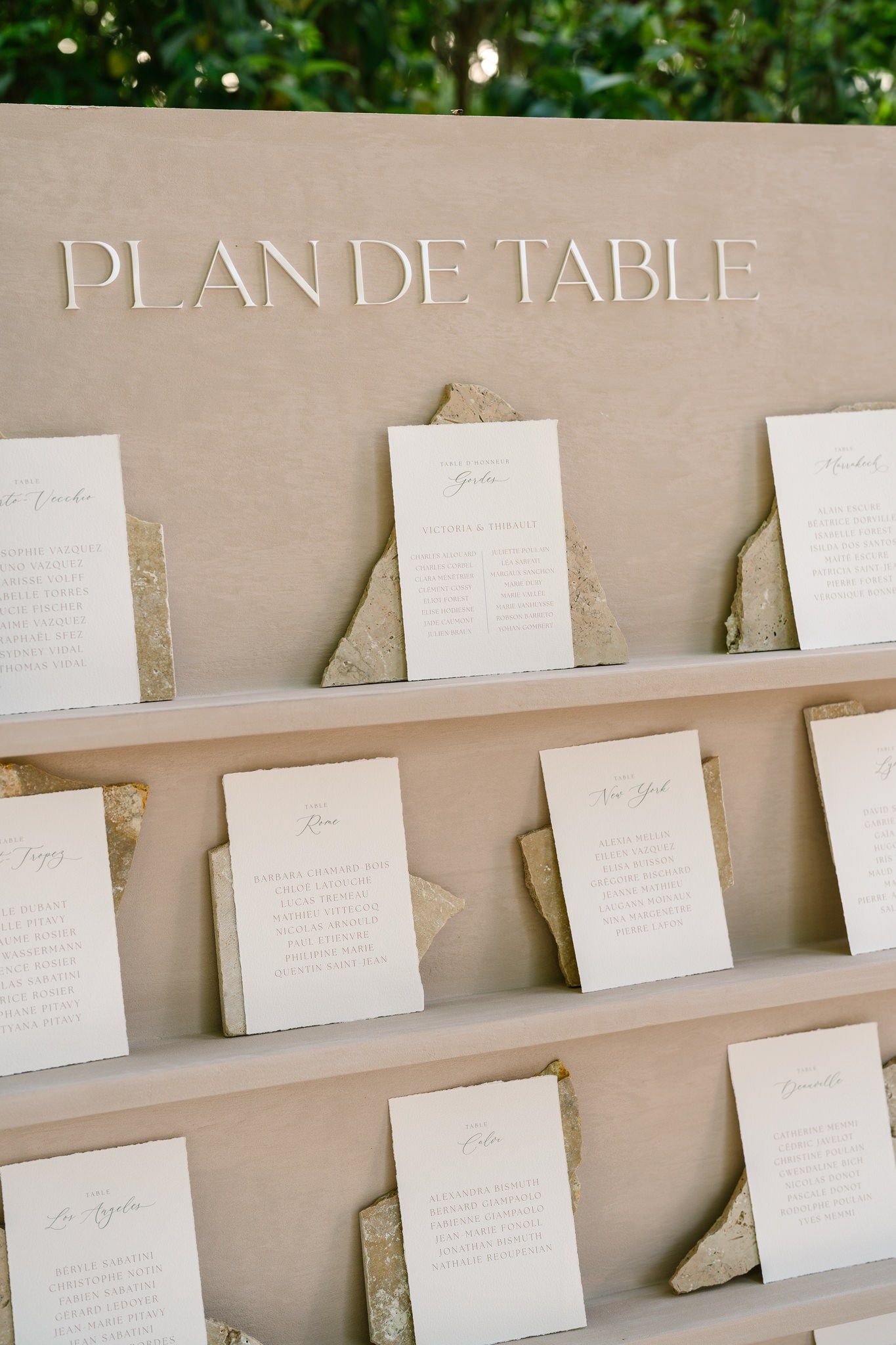 Elegant seating plan display titled 'Plan de Table' with white cards on neutral background.