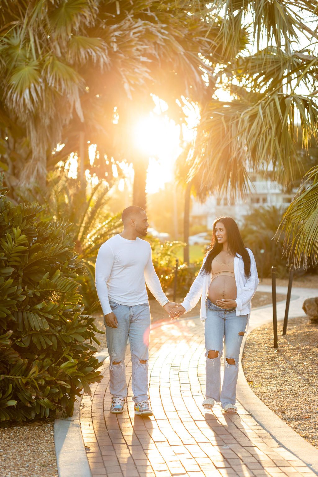 maternity photoshoot tampa pareja caminando parque atardecer embarazo