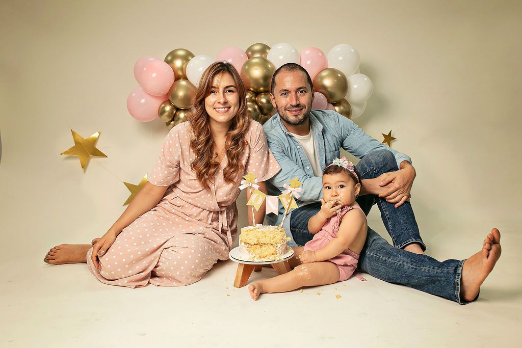 Sesión familiar primer año con pastel, globos y decoración, paquete primer año fotografía Spring Hill.