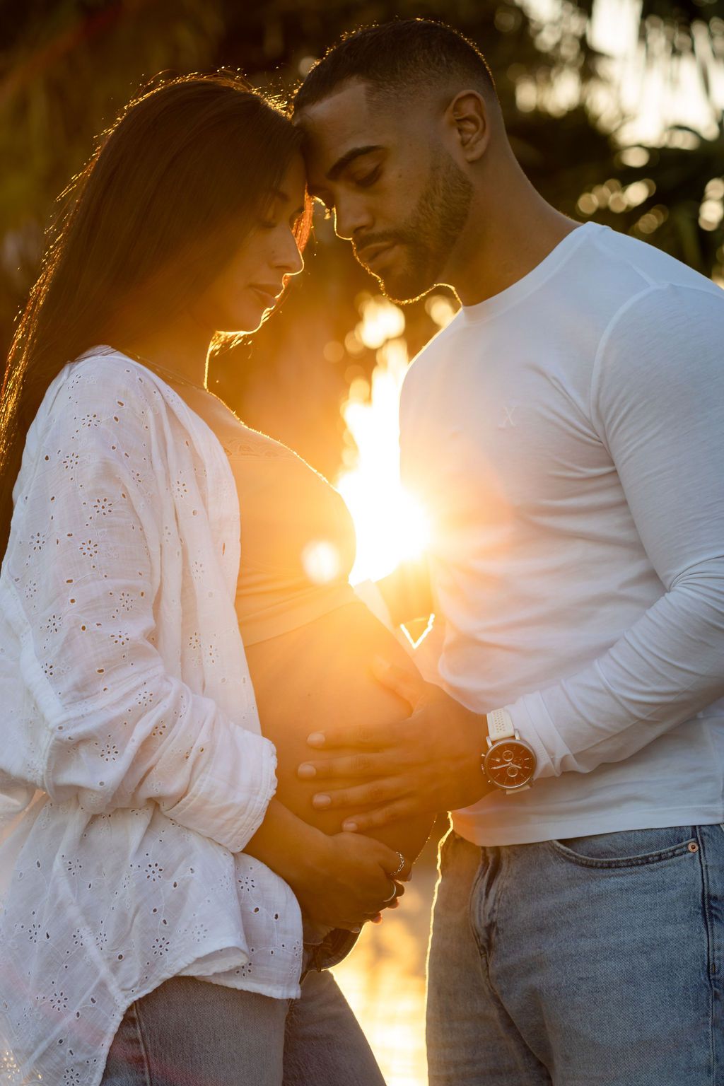 maternity photoshoot tampa pareja caminando parque atardecer embarazo