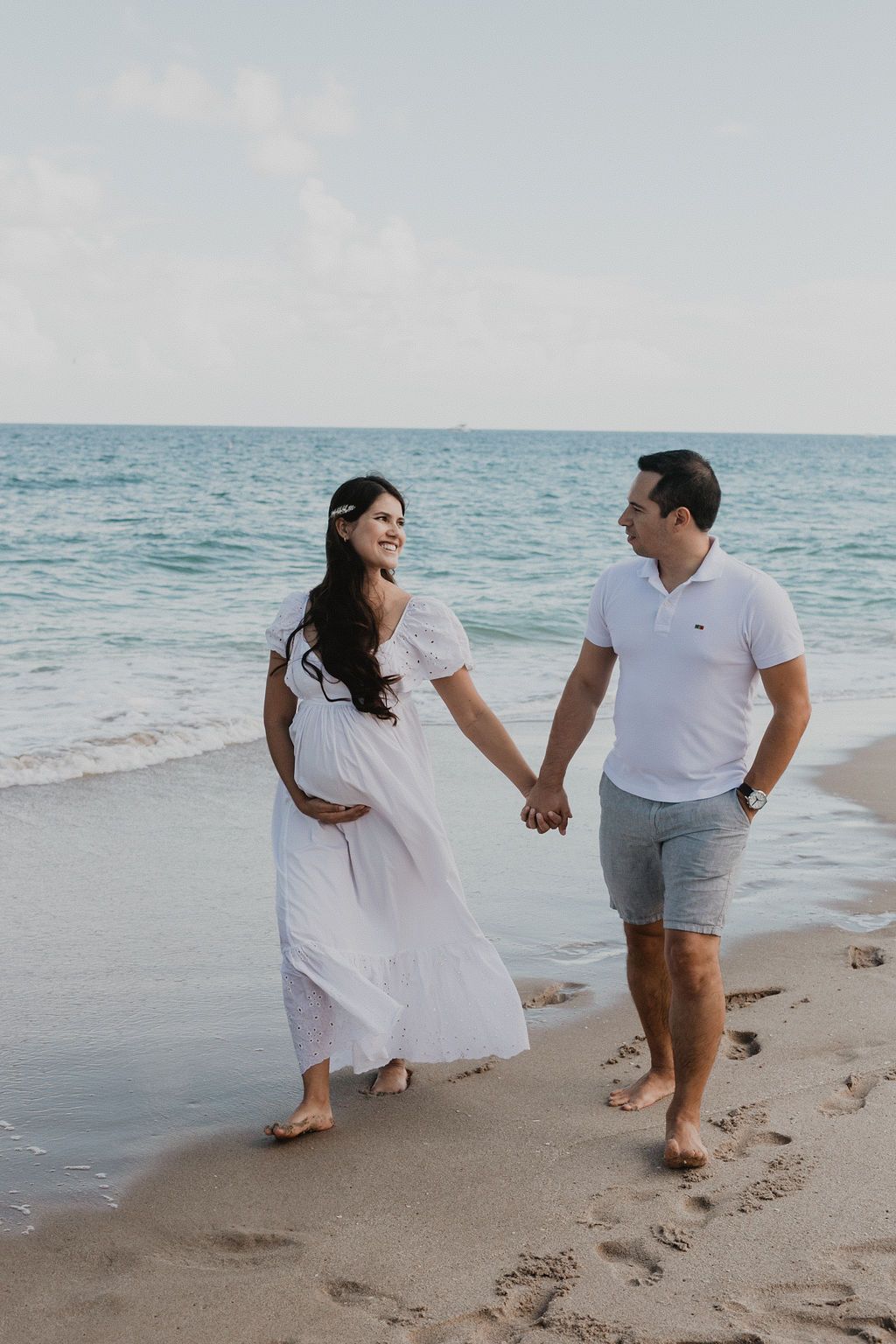 fotografo embarazo tampa pareja caminando playa sesion fotos maternidad