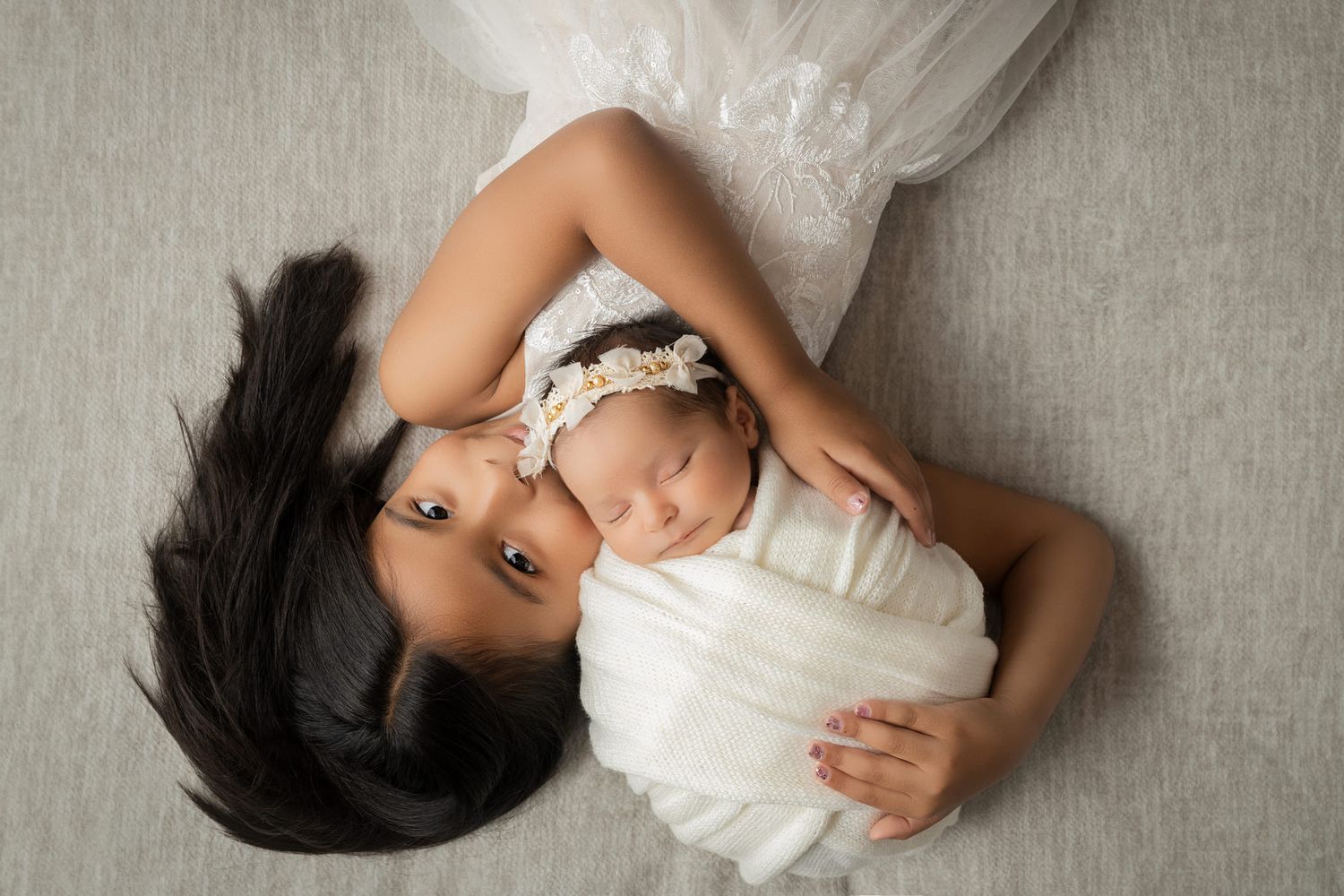 hermana abrazando a recien nacido vestidas blanco fotografia newborn en tampa 2024
