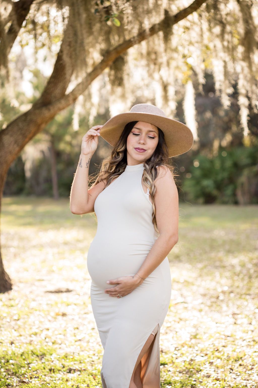 fotos maternidad tampa retrato mujer embarazada sombrero parque exterior