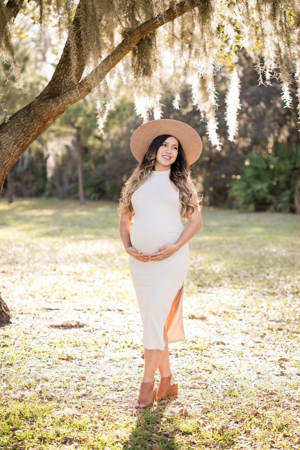 fotografia embarazo tampa retrato mujer embarazada vestido claro al aire libre