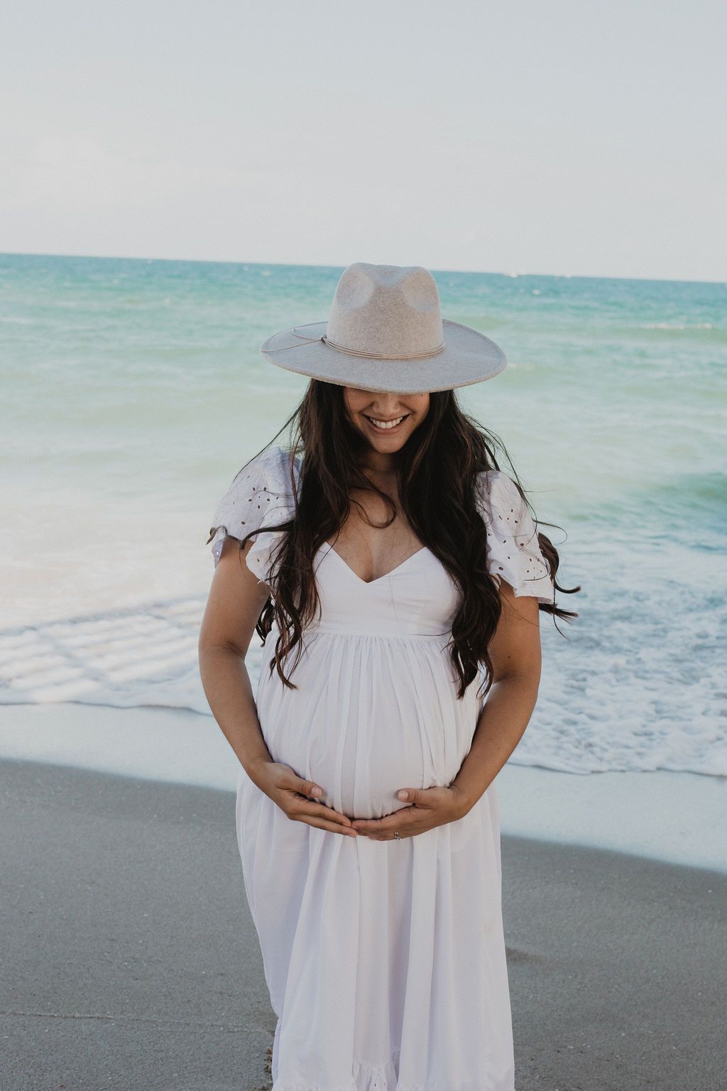 otos maternidad tampa retrato mujer embarazada vestido blanco playa