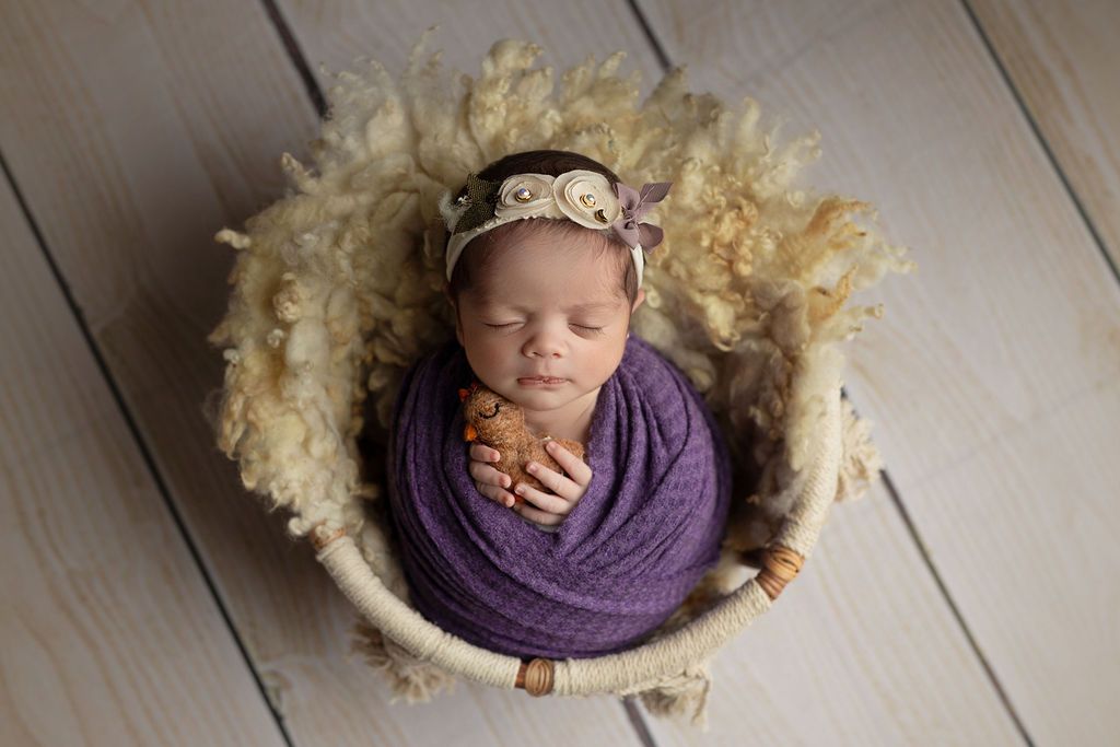 bebe recien nacido cesta manta morada y accesorio fotografia newborn en tampa 2024