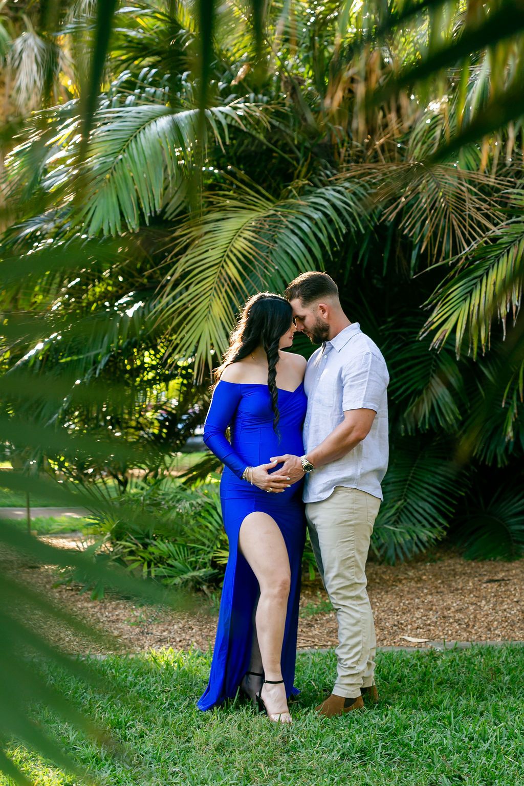 maternity photoshoot tampa pareja vestida azul sesion exterior jardin