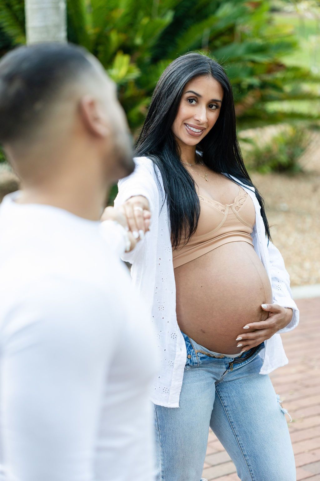 maternity photoshoot tampa mujer embarazada sonriendo parque sesion