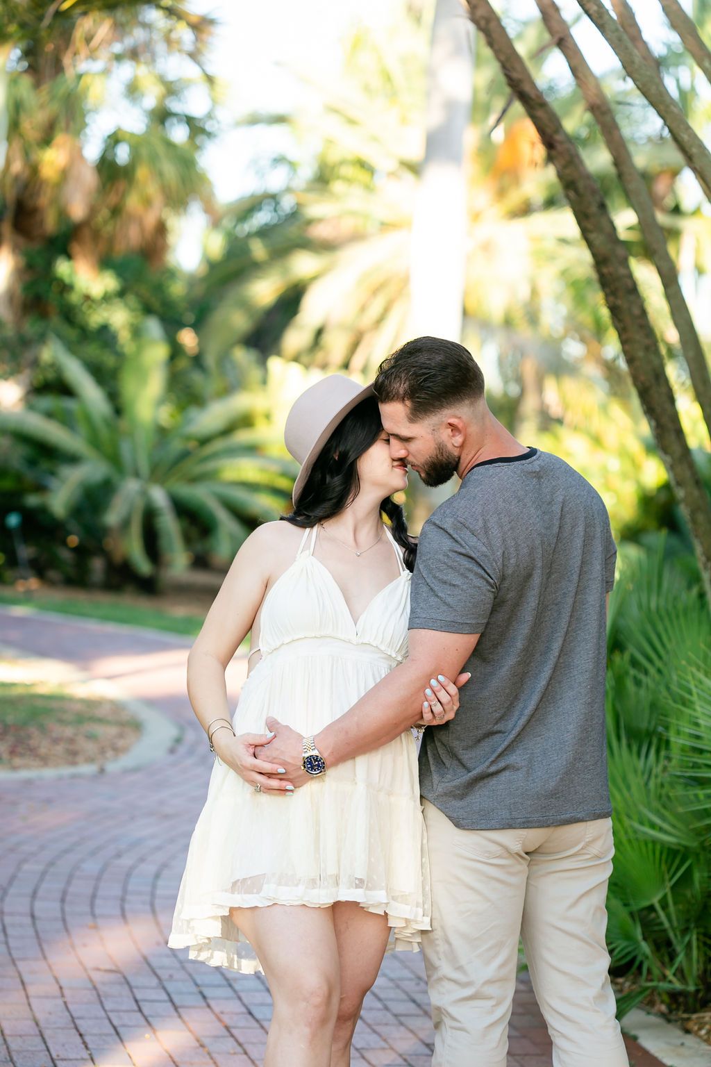 maternity photoshoot tampa pareja embarazada abrazados parque exterior
