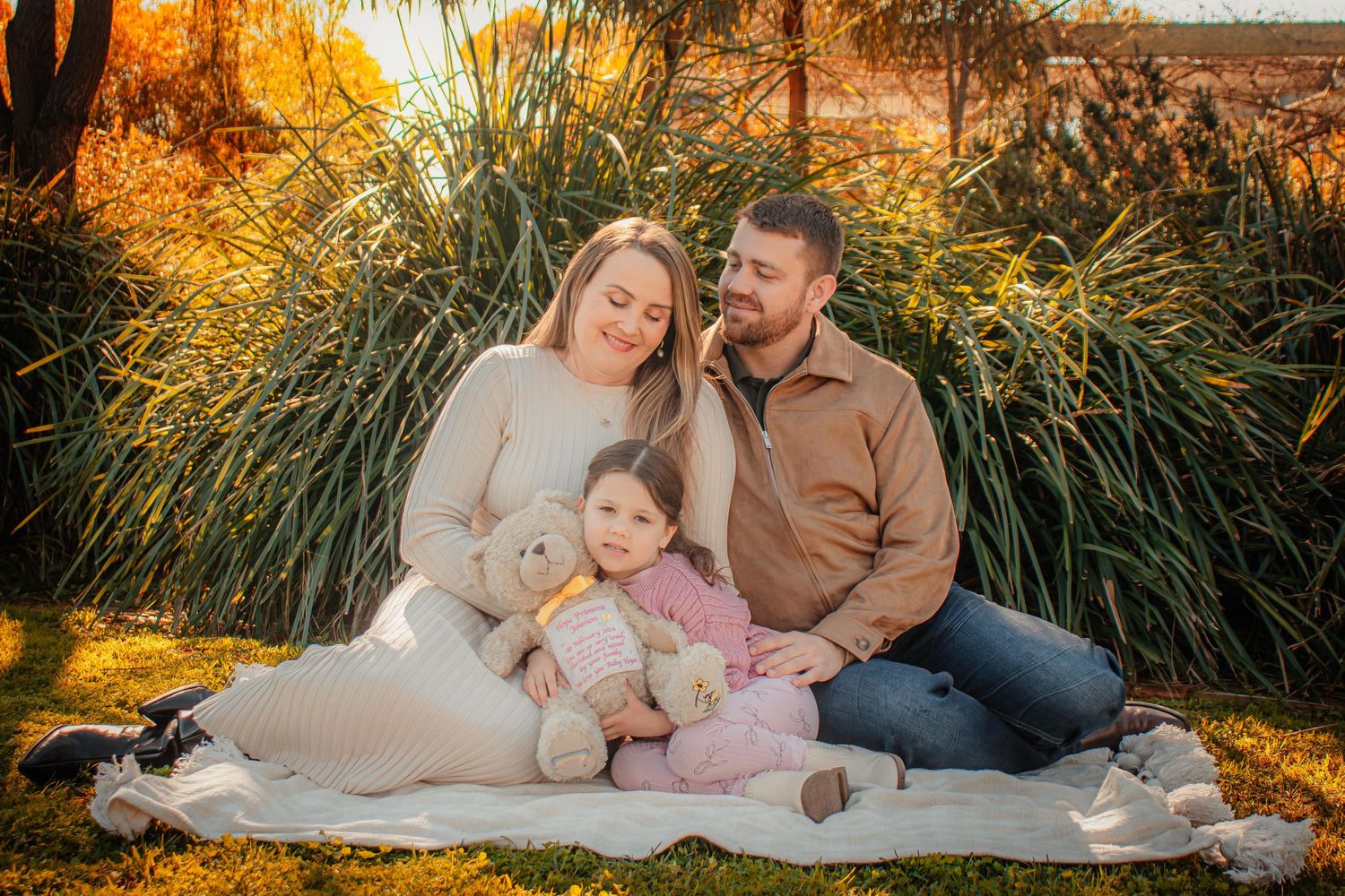 Candid family moment in Mildura’s golden Sunraysia light