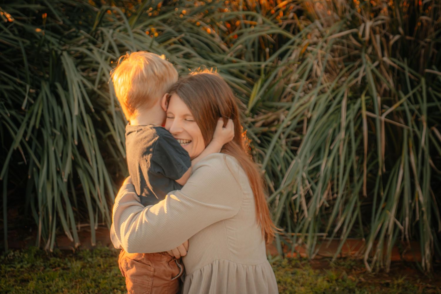 Candid family moment in Mildura’s golden Sunraysia light