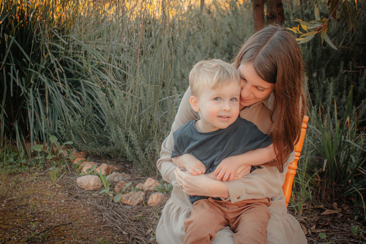 Candid family moment in Mildura’s golden Sunraysia light