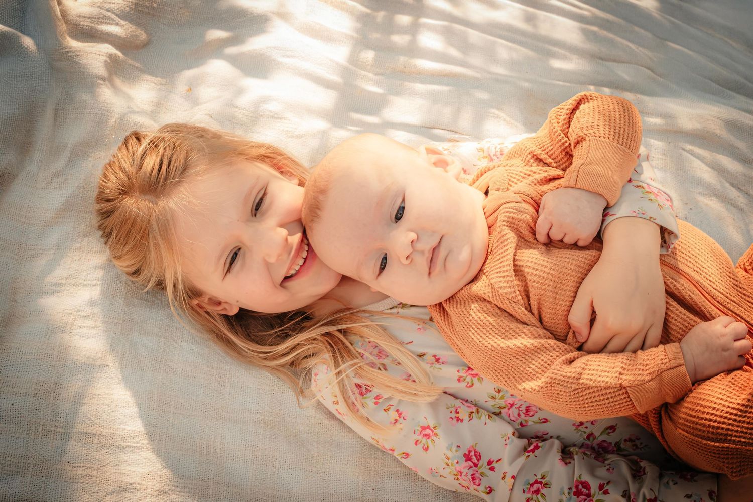 Candid family moment in Mildura’s golden Sunraysia light