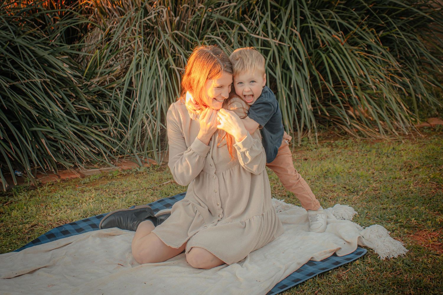 Candid family moment in Mildura’s golden Sunraysia light