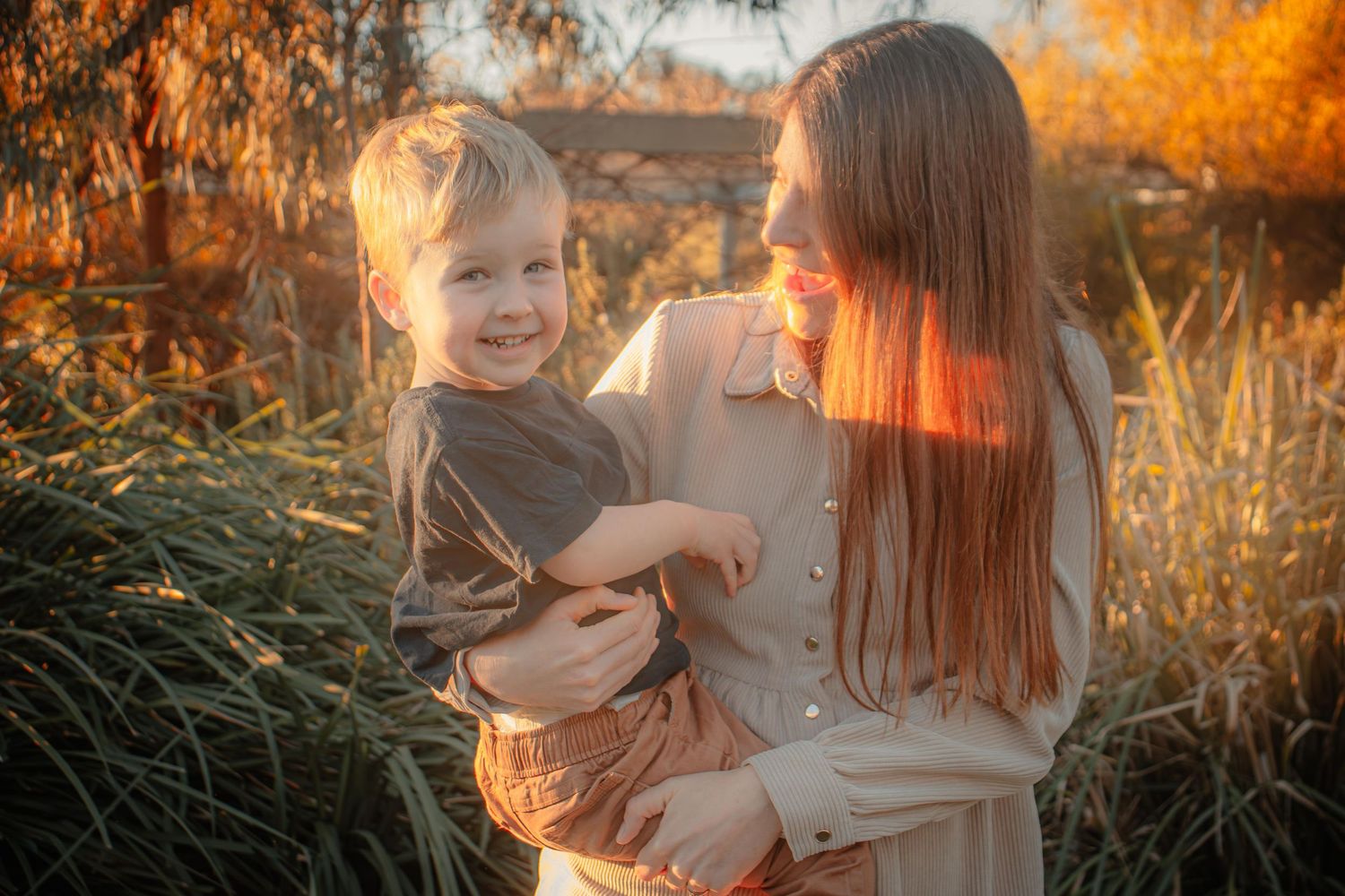 Candid family moment in Mildura’s golden Sunraysia light