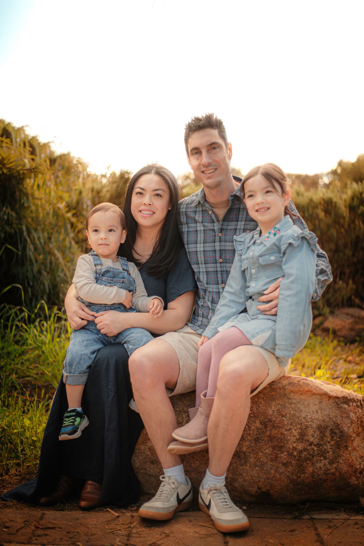 Candid family moment in Mildura’s golden Sunraysia light