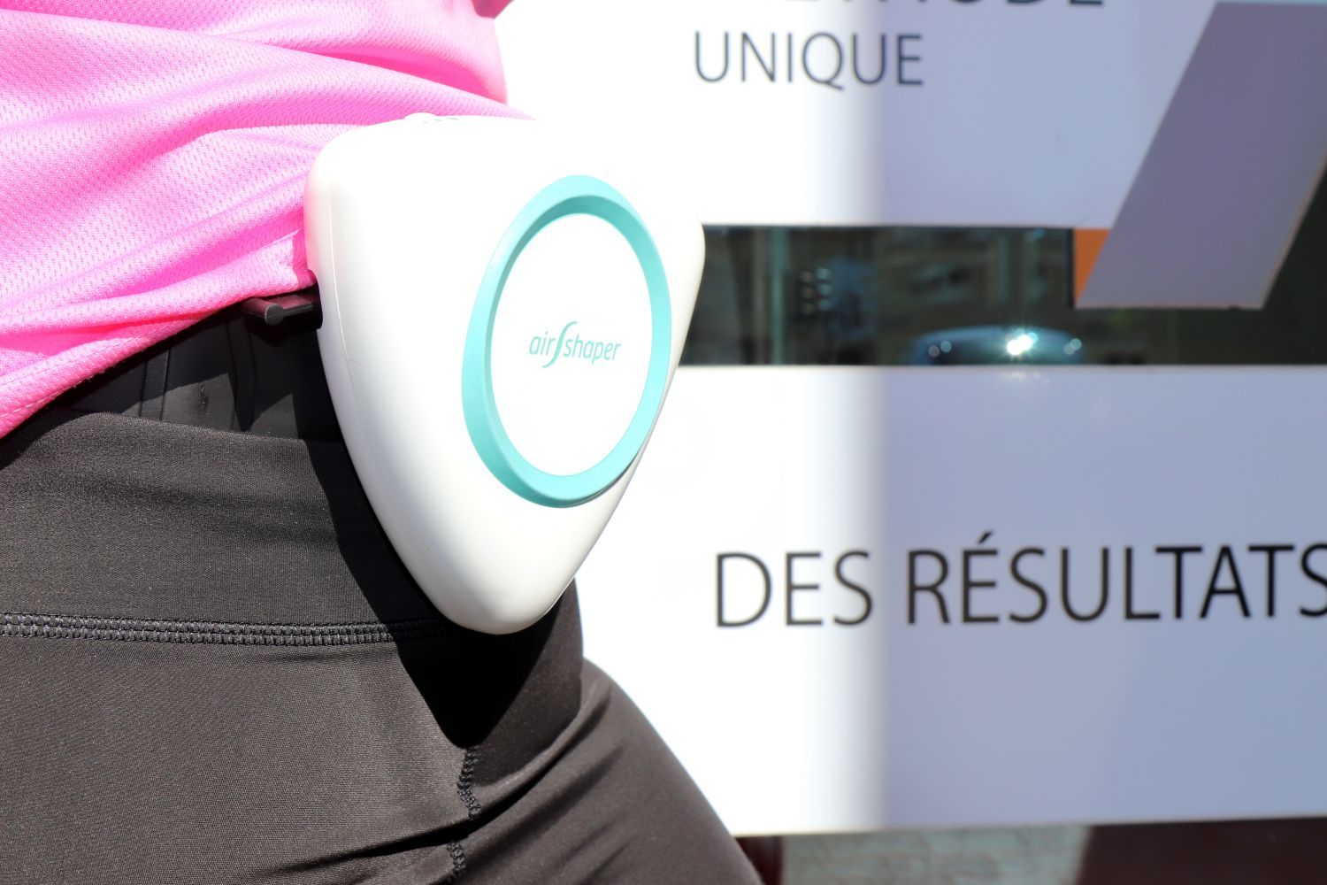 La ceinture exerce des pressions séquentielles qui stimulent la circulation et favorisent le drainage des tissus.