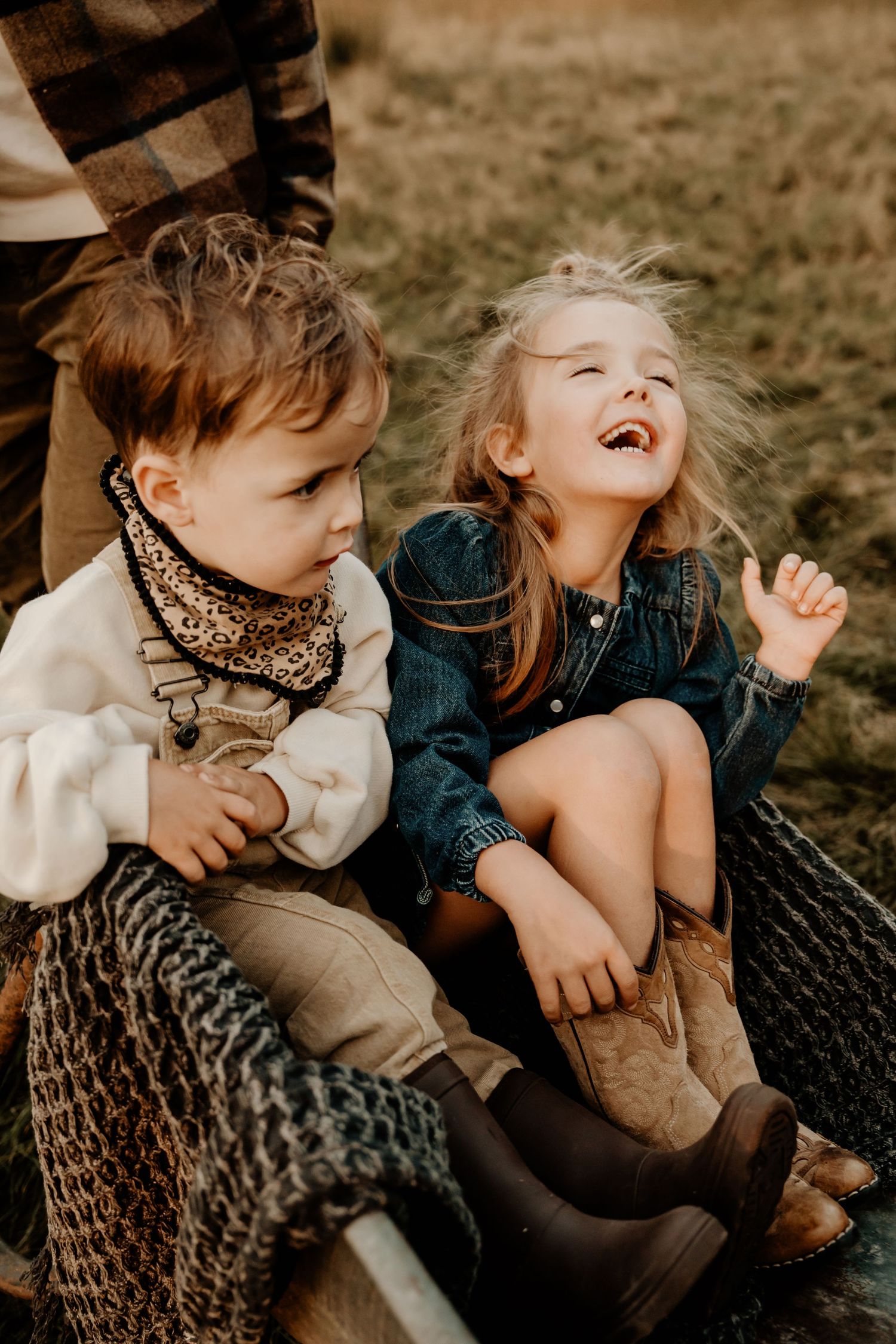 Twee kinderen tijdens een gezinshoot in Eindhoven. Een speelse fotoshoot die ontspannen en gezellig is.
