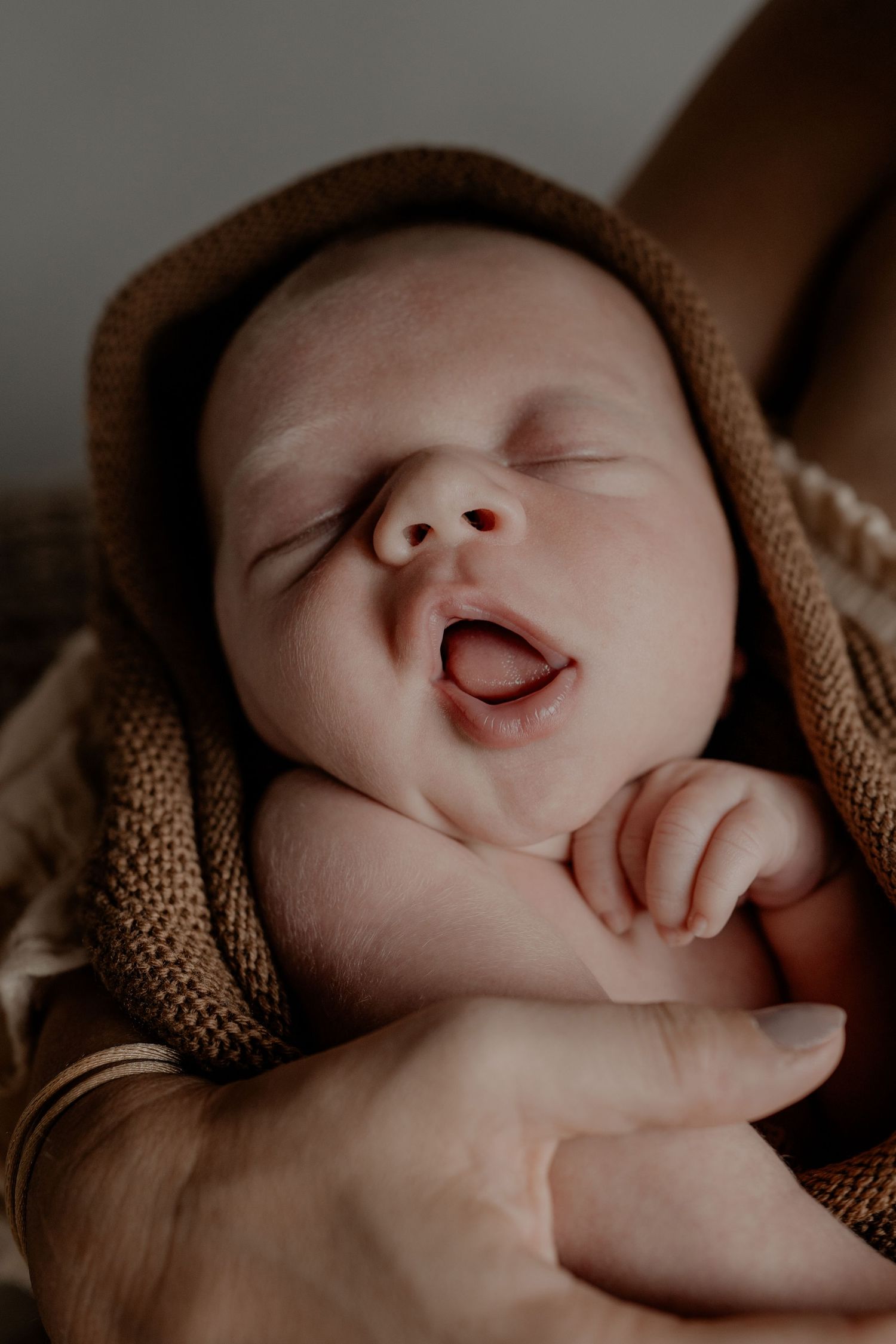 Pasgeboren baby van 14 dagen oud tijdens een newbornshoot in huiselijke sfeer in Geldrop, vastgelegd door een professionele fotograaf Suus.