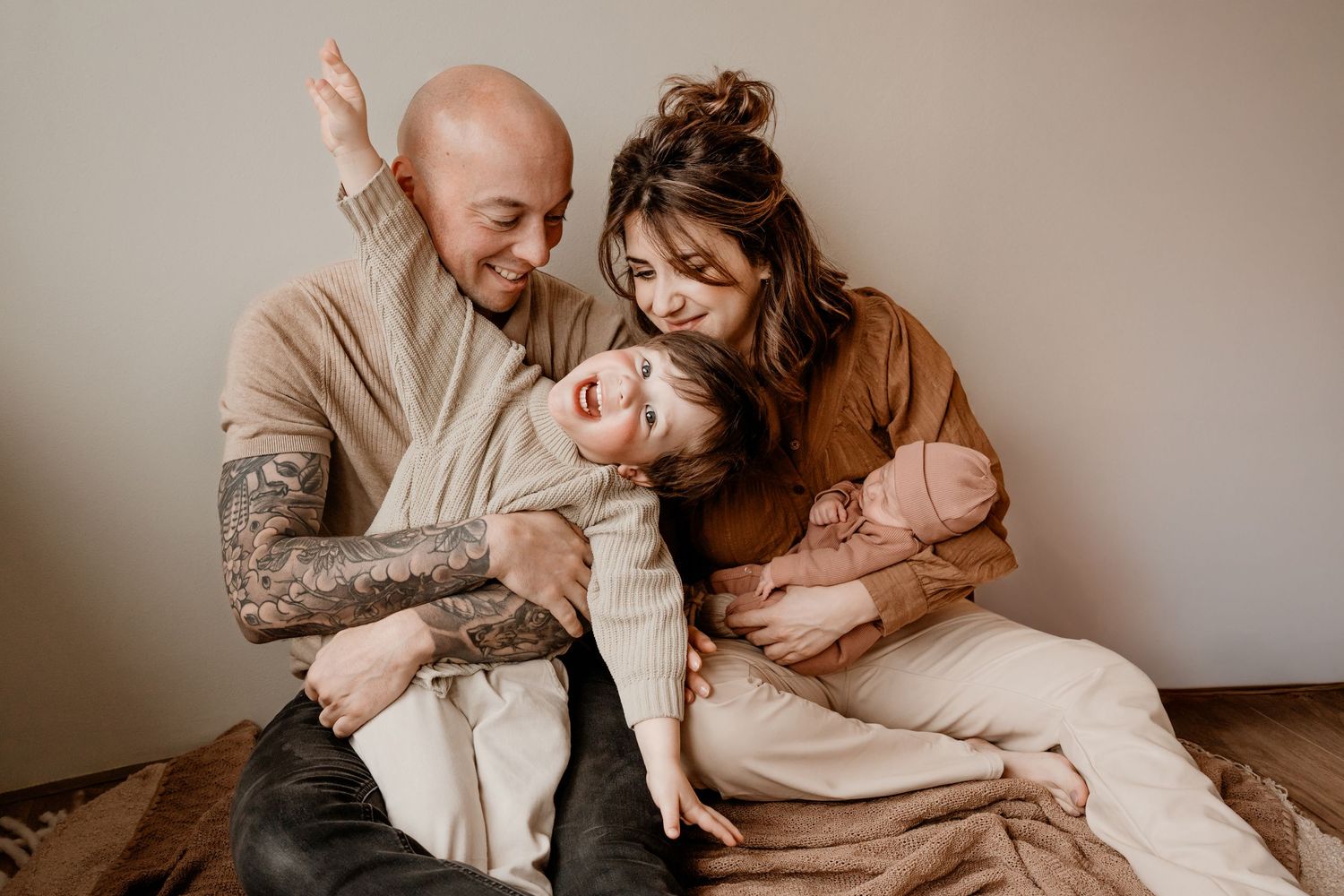 Een gezellig en ontspannen gezin tijdens een liefdevolle newbornshoot in Eindhoven.