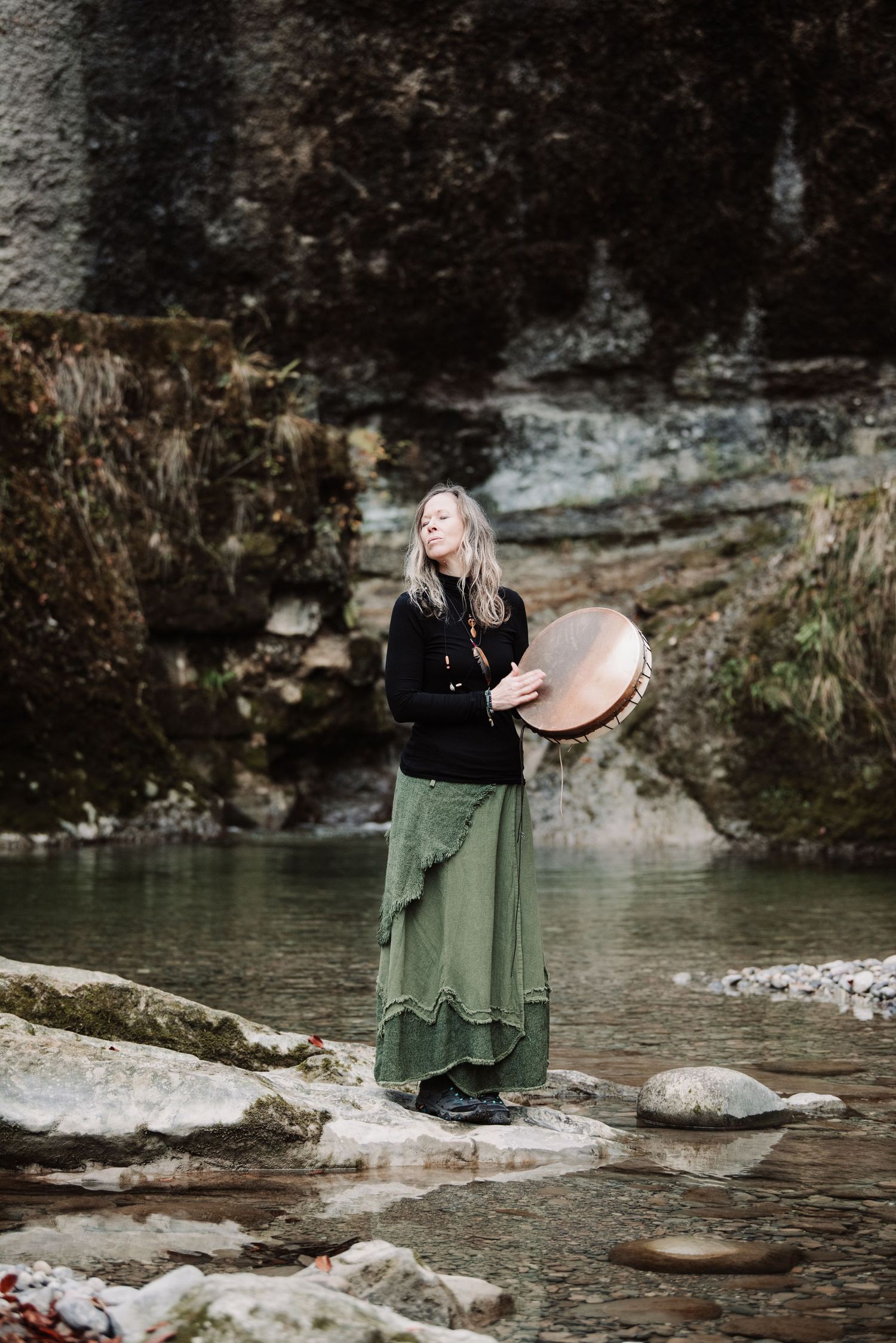 Frau am Wasserfall