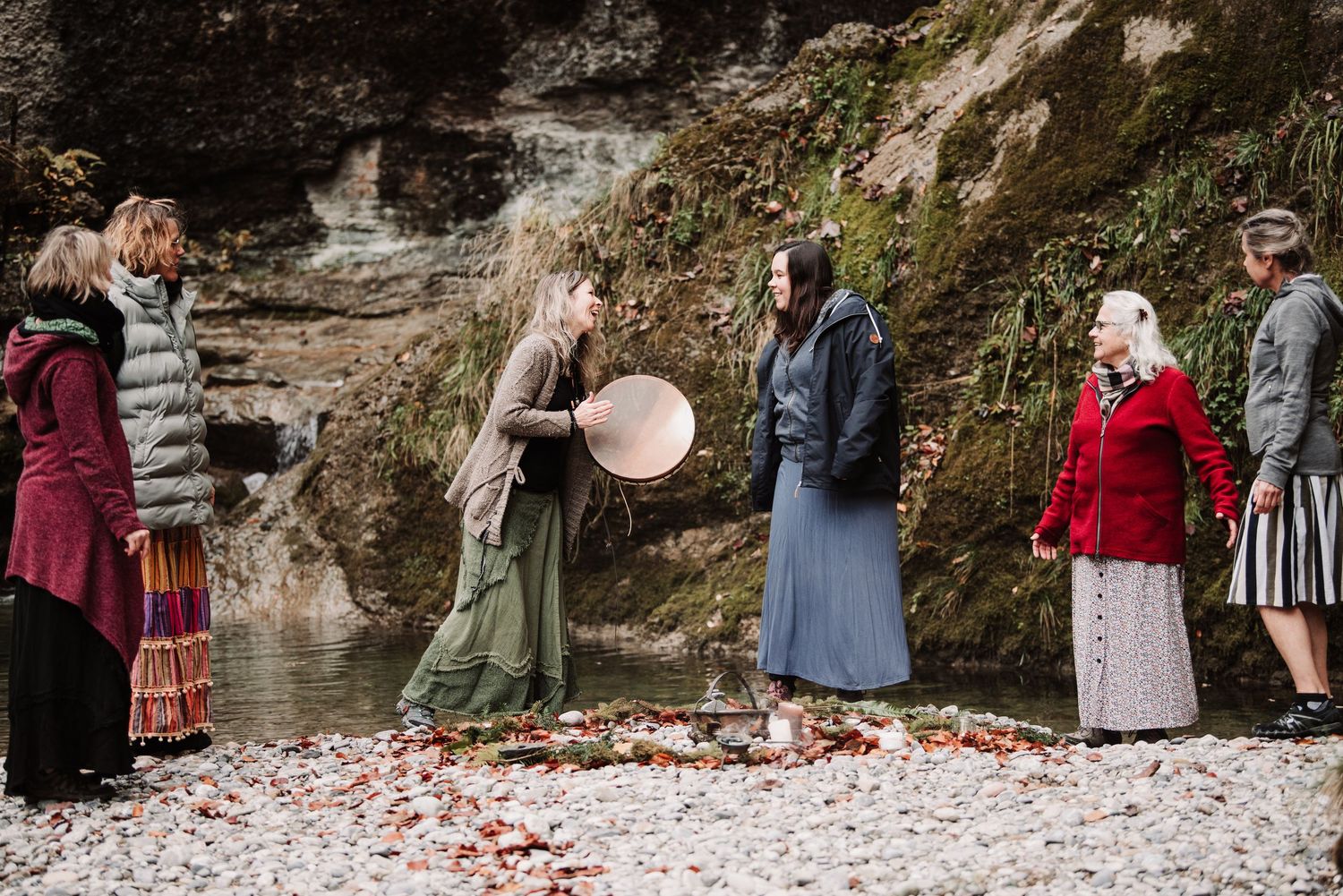 Frauenritual am Wasser