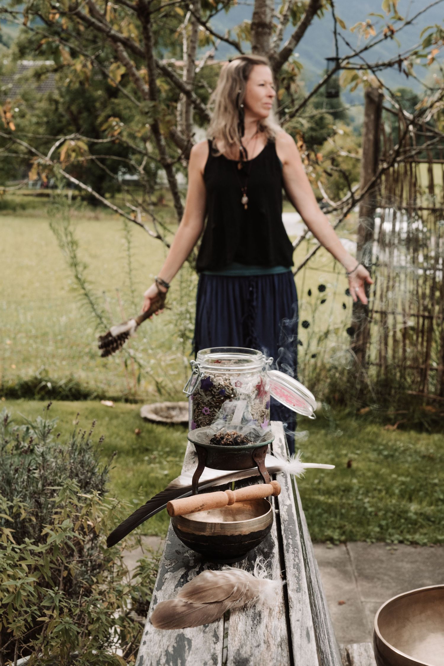 Frau im Garten