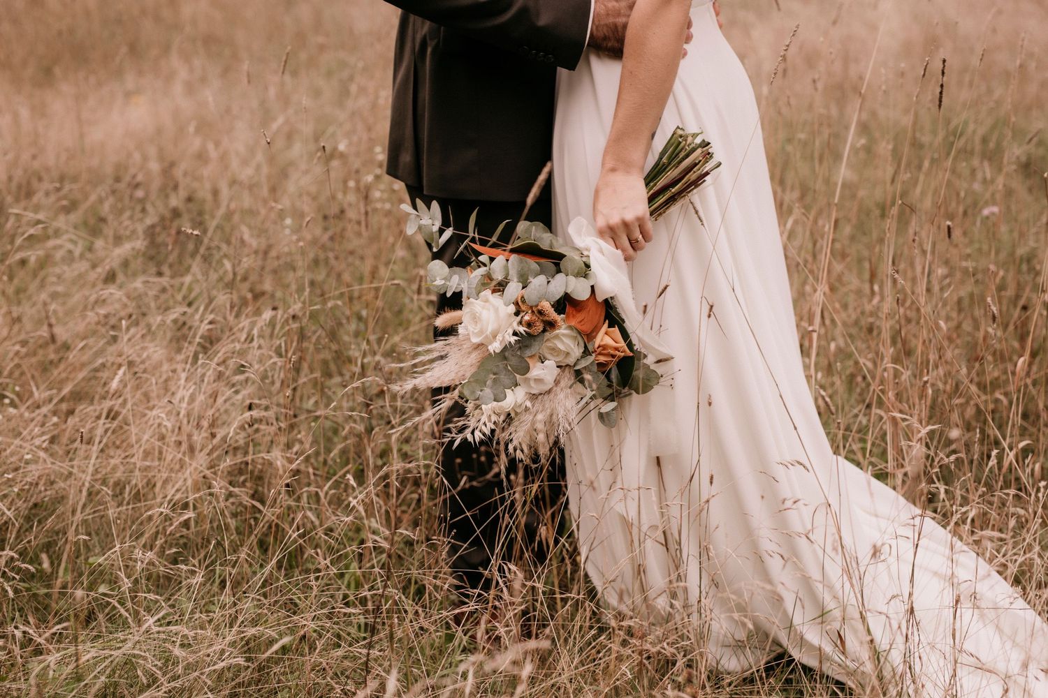 Photographie de mariage en montérégie au domaine st-simon, deux amoureux dans un champ