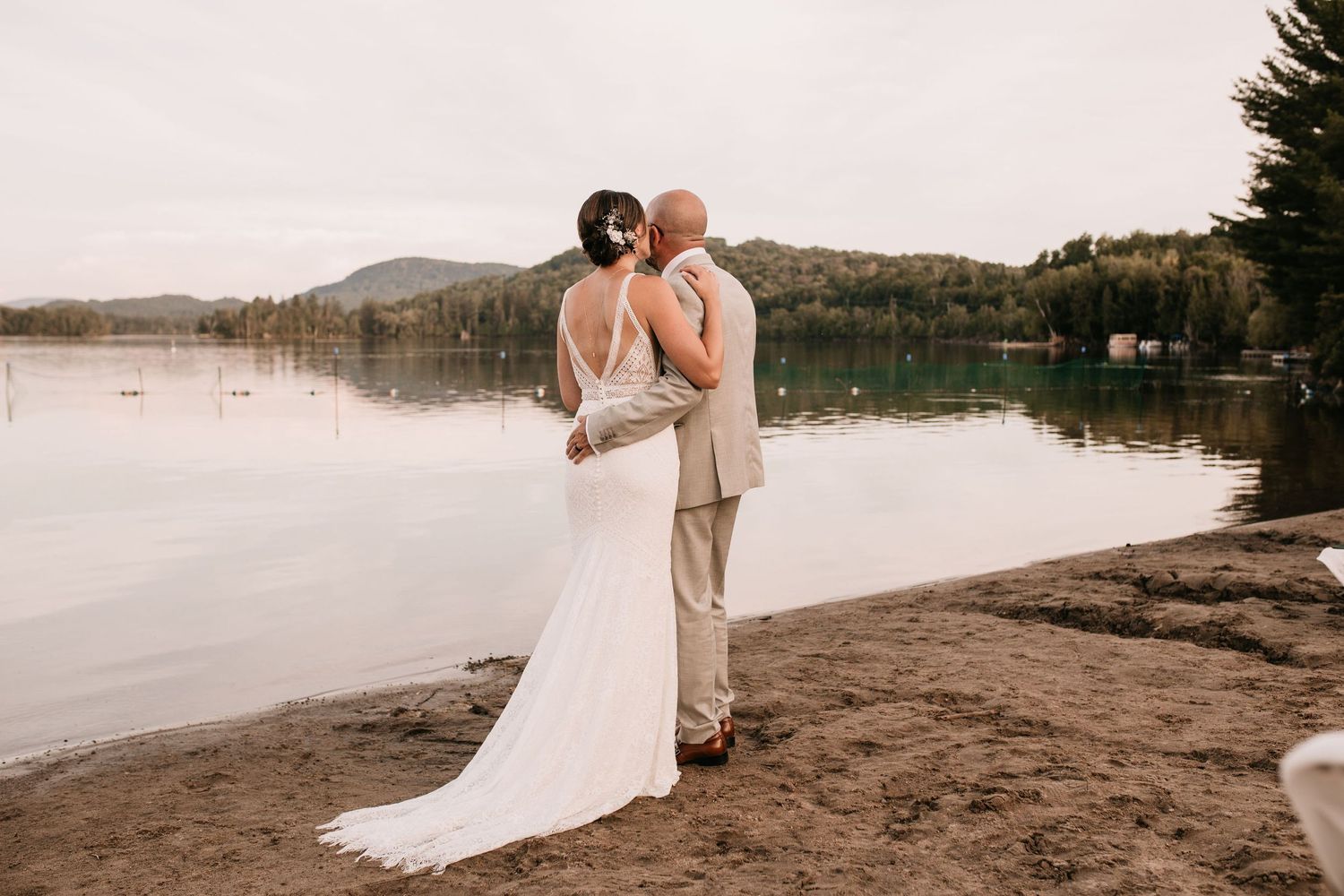 deux amoureux regardant le lac lors d'un mariage au grand lodge de mont tremblant