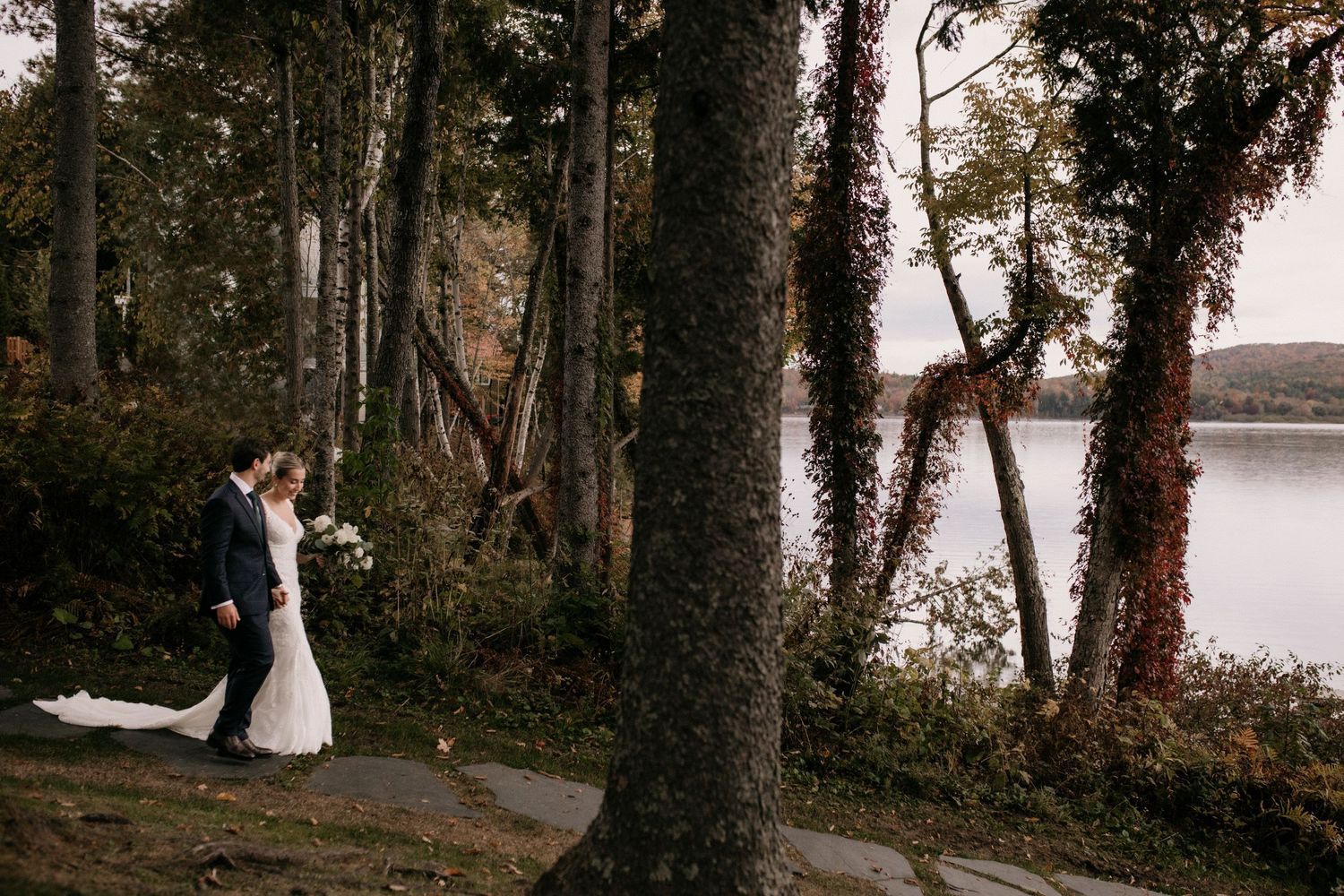 Photo de deux mariés au bord du lac au Manoir Ripplecove