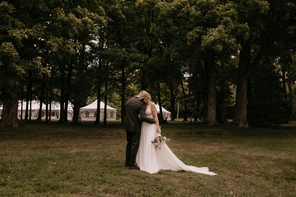 deux amoureux lors d'un mariage du domaine st-simon