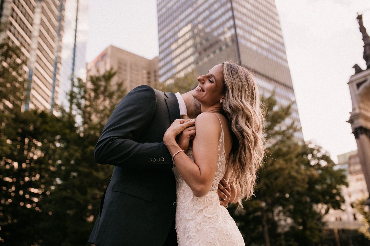 Deux nouveaux mariés au centre ville de Montréal lors d'une séance photo pour leur mariage