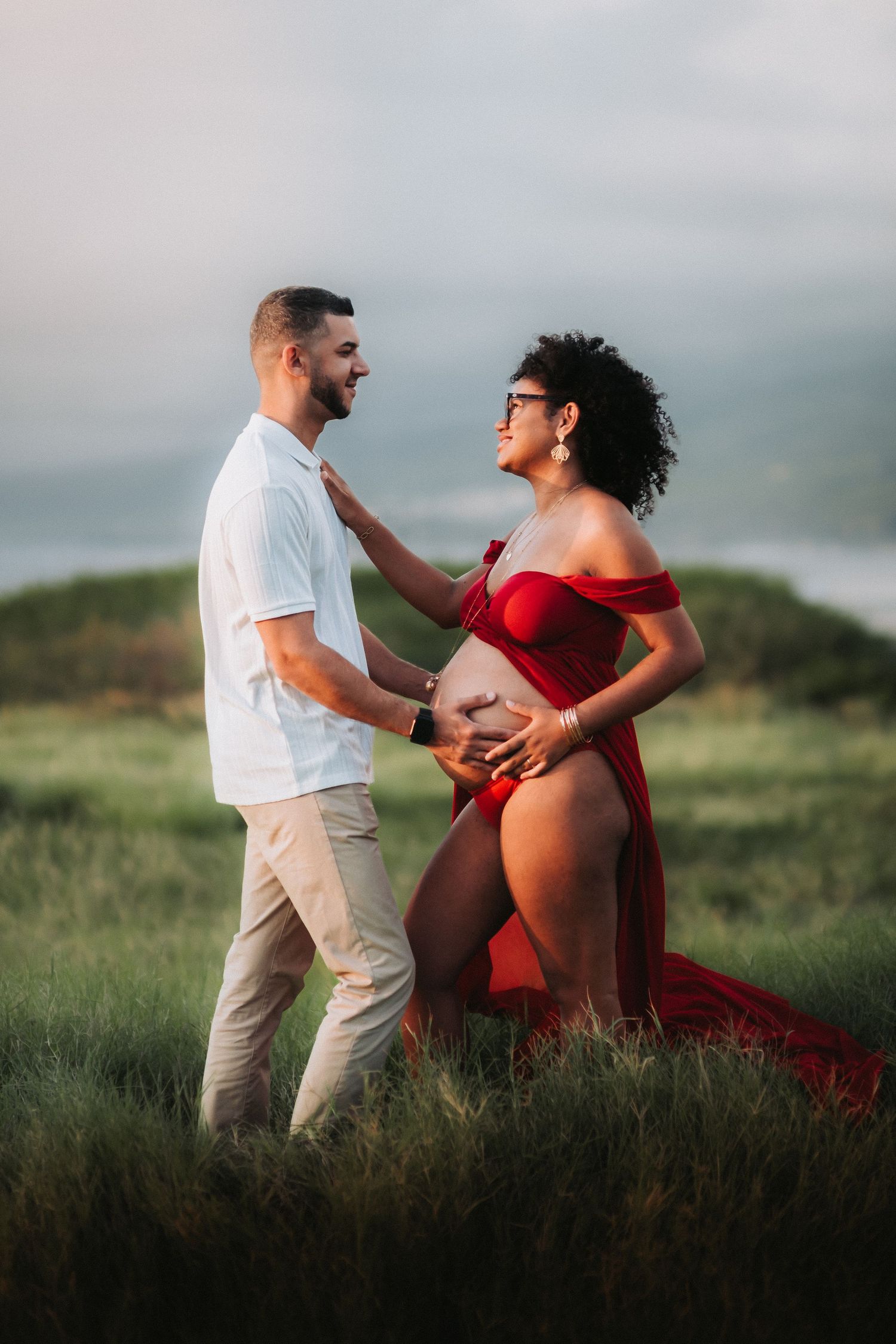 Séance photo grossesse haut de gamme en extérieur à La Réunion.