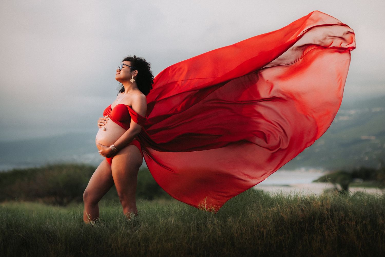 Séance photo grossesse haut de gamme en extérieur à La Réunion.
