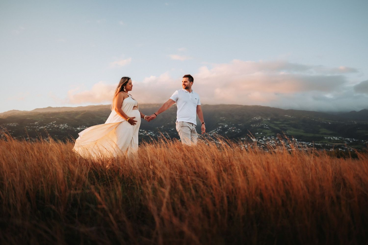 Séance photo grossesse haut de gamme en extérieur à La Réunion.