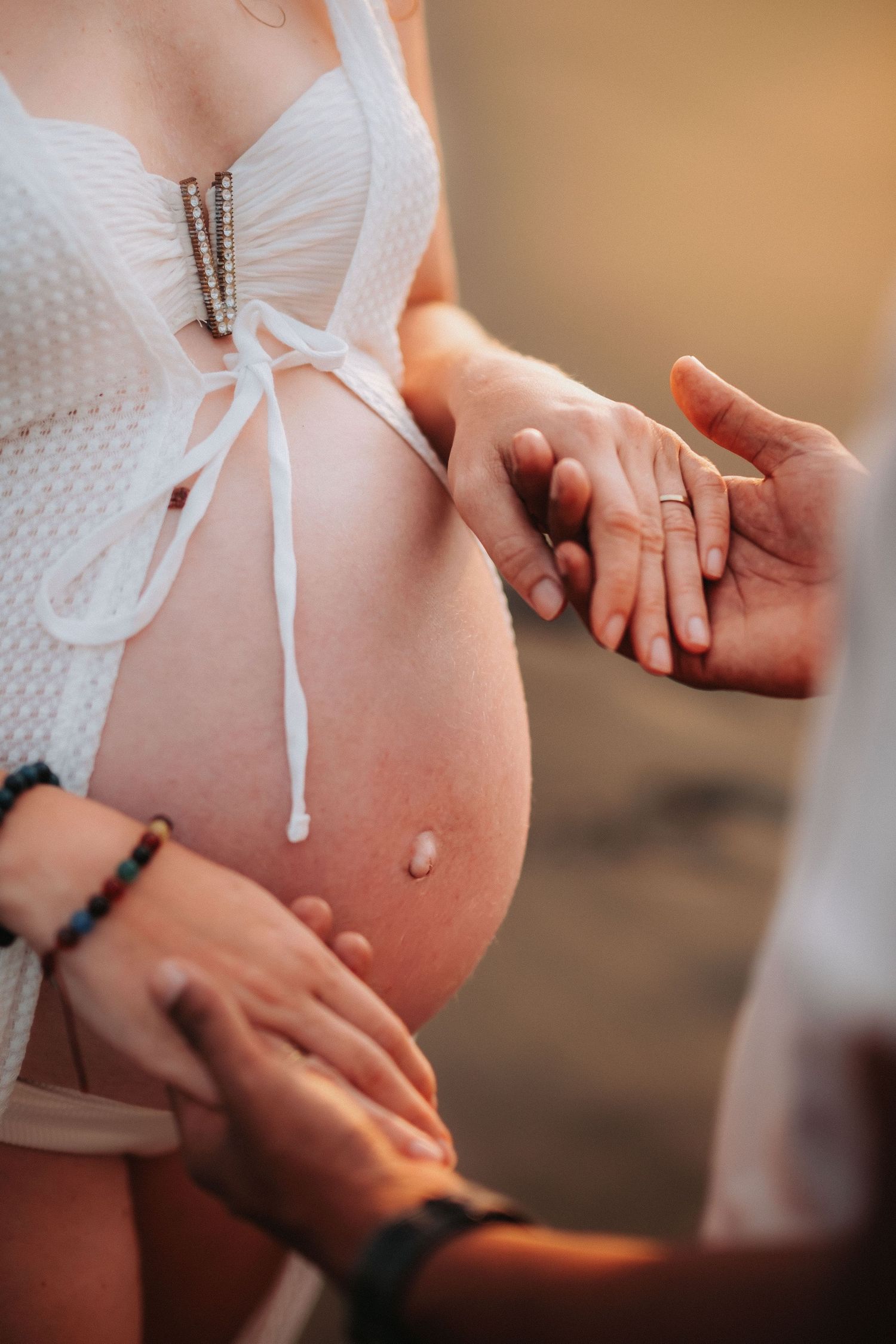 Séance photo grossesse haut de gamme en extérieur à La Réunion.