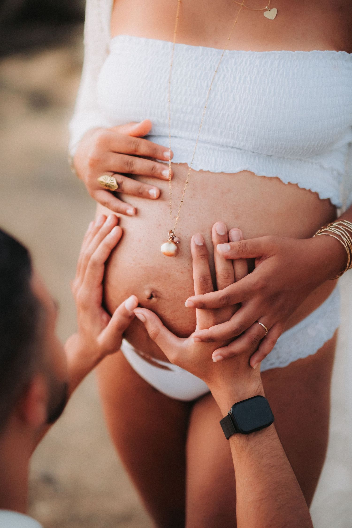 Séance photo grossesse haut de gamme en extérieur à La Réunion.